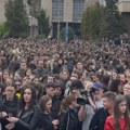 (VIDEO) Studenti u Skoplju na masovnom skupu odali počast stradalima u požaru u Kočanima