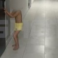 Devojčicu (3) komšije našle na hodniku, samu i uplakanu: Ubrzo su otkrili groznu istinu
