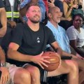 U pozadini grmi "Miki Milane", a Dončić sa tribina pogađa trojku... Ameri ostali u neverici - Luka ih jednim potezom bacio u…