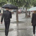 Nevreme pogodilo Čačak, zabeležen potop na ulicama! Saobraćaj u kolapsu, građani jurili da se sakriju od pljuska: "Ni kišobran…