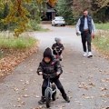 Tata za primer! Ovako Mirko Šijan provodi dan sa sinovima Odveo Zorana i Vukana u prirodu, oni voze bicikle i uizživaju u…