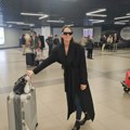 Nema ko se nije okrenuo na aerodromu za fatalnom Srpkinjom: U šik izdanju i sa naočarima za sunce privukla veliku pažnju u…