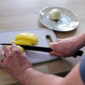 Ovo je najlakši način da naoštrite noževe: Jedan predmet koji svi imaju u kuhinji može da zameni oštrač