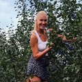 Poznata voditeljka se popela na merdevine i bere šljive! Zamenila studio voćnjakom i svi joj aplaudiraju: "Ponosna sam na…