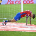 Млади фудбалер завршио у психијатријској болници! Испливали детаљи скандала у комшилуку: Полиција упала у стан и затекла…