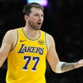 Dončić blistao na terenu, pa se posvađao sa sudijama, Lejkersi slavili protiv Sakramenta