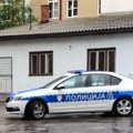 Muž prebio ženu na terasi u Valjevu Jeziv snimak, ona nepomično leži, policije ga odmah uhapsila