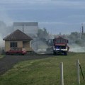 Požar kod Sremske Mitrovice: Gori montažni objekat, vatrogasci na terenu (foto)