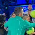 "Možeš li da mi se potpišeš na grudi?" Hit scena posle Novakovog meča: Srbin dobio neobičnu molbu, nije oklevao - odmah…