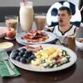 Jokić otkrio šta sve pojede za doručak - ameri u šoku! Seo pred kamere i počeo da nabraja: Kajgana sa 5 jaja, slanina, a…