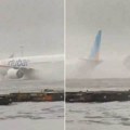 (Video) Avion "pliva" po pisti! Zatvoren aerodrom u Dubaiju zbog nevremena, obustavljeni letovi