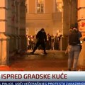 Nasilje u Novom Sadu kakvo se ne pamti, zapaljena gradska kuća, cepana srpska zastava, huligani sa čekićem