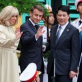 Emanuel i Brižit Makron: 'Šamar' ili 'trenutak bliskosti'