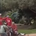 Muškarac flašama napao demonstrante! Opekao i ženu koja je preživela Holokaust (video)