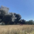 Veliki požar na industrijskom objektu kod Kaća, vatra zahvatila i obližnju kuću