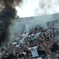 Grobari napravili brutalnu atmosferu na Tašu: Sa svih strana zasuli teren, igrači ostali u šoku