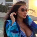 Oko nje suvi luksuz, a dekolte bukti: Bivša rijaliti zvezda uživa u Dubaiju, a evo koliko je iskeširala para za odmor (foto)