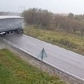 Jeziv snimak nesreće u Rumuniji: Vozač kamiona izgubio kontrolu, automobil se svom snagom zakucao u prikolicu: Dvojica…