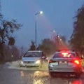 (Video) Putevi već poplavljeni: Haos na jugu Srbije zbog ogromne količine kiše, a tek će da pada! Kanali se izlili, hitno…