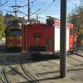 (Foto) izbio požar na tramvaju: Došlo do zastoja na tromeđi šina Banovo Brdo, Novi Beograd i Rakovica: Vatrogasci na terenu