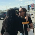 Odmah se zaletela ka njoj Dragana Mirković srela Gogu Sekulić sa štakama na aerodromu, pa se šokirala: Krenula u Beč, a na…