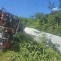 DRAMA NA PUTU KA ŽAGUBICI: Prevrnuo se kamion koji je prevozio džinovsku elisu za vetropark, saobraćaj u prekidu