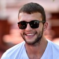 Voze se kvadom, mali Isaija sedi Bogdani u krilu Veljko Ražnatović pokazao kako mu izgleda život u Titelu nakon povratka iz…