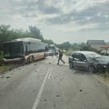 Stravična nesreća između Čačka i Kraljeva: Sudarili se autobus i automobil, srča i delovi vozila na sve strane (foto)
