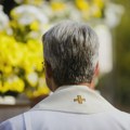 Tragedija tokom mise u Ekvadoru: Na sveštenika pao veliki krst, preminuo pred vernicima