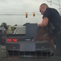 "Beba nam je na samrti, pomozite" Policajac ih zaustavio zbog brze vožnje, onda je postao heroj (video)