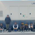 Mladić u kombiju prevozio 21 migranta: Hapšenje kod naplatne rampe Vrčin, otkriveni Sirijci i Iračani