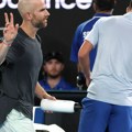 Hit reakcija Novakovog protivnika: Manarino izgubio dva seta sa krompirom, pa potezom zabavio publiku i sebe
