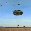 Ministarstvo odbrane: Uspešno izvedeni prvi padobranski skokovi vojnika na služenju vojnog roka