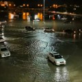 Luksuzni automobili mile potopljenim ulicama: Snažno nevreme pogodilo Srednji istok, na snazi narandžasti meteoalarm: Na…