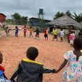 Deca u Africi igraju uz srpsku pesmu! Nestvarna scena sa drugog kontinenta!