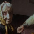 Baka Velika čuvar tradicije na Kosovu i Metohiji već 93 godine: Ruke ove starice vredno predu vunu! (video)