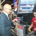 Premijer Miloš Vučević posetio Marmil supermarket u Pirotu i kupovao u okviru akcije “Najbolja cena”