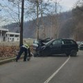 Direktan sudar dva automobila: Teška nesreća u Valjevu: Vozila smrskana, policija na licu mesta (foto)