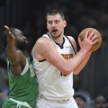 Sramota NBA – žrtva je ponovo Jokić: Ni krv nije dovoljna za jedno slobodno bacanje /video/