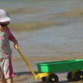 Izjava iz emisije izazvala buru: "Decu treba učiti da izbacuju kamenčiće iz mora, a ne da ih ubacuju"