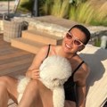 Pevačica (52) grmi u kupaćem: Objavila slike sa bazena: Zalizala kosu i pokazala zategnute noge