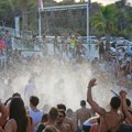 Nadrealni prizor sa hrvatskog parti ostrva: Nevreme se obrušilo na karneval, a reakcija ljudi je totalni hit
