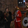 Трубачи у костимима Деда Мраза стигли на славу Цеце Ражнатовић Испред виле на Дедињу права журка: Уз музику дочекују госте…
