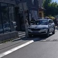 Sudar skutera i automobila kod škole u centru Leskovcu, jedna osoba povređena
