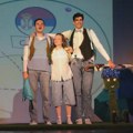 Predstavom ,,Put po svetu na trotinetu” treće festivalske večeri nastupilo je Pozorište lutaka Niš