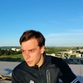 "Radio sam kao konobar, a neki se žale na mnogo snimajućih dana, to im je profesija" Naš glumac iskreno o pritisku i životnim…