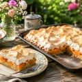 Jedan recept, tri teksture: prhko testo, sočno voće i lagana, hrskava kora od umućenih belanaca. Isprobajte beze kolač s…