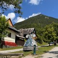 Село са само 17 становника опседа 100.000 туриста годишње - мештанима прекипело