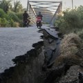 Novi jak zemljotres: 5,9 stepeni; Ljudi snimili pukotine na putu VIDEO