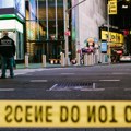 Žena nožem napala dve osobe na Tajms skveru, policija je ubila